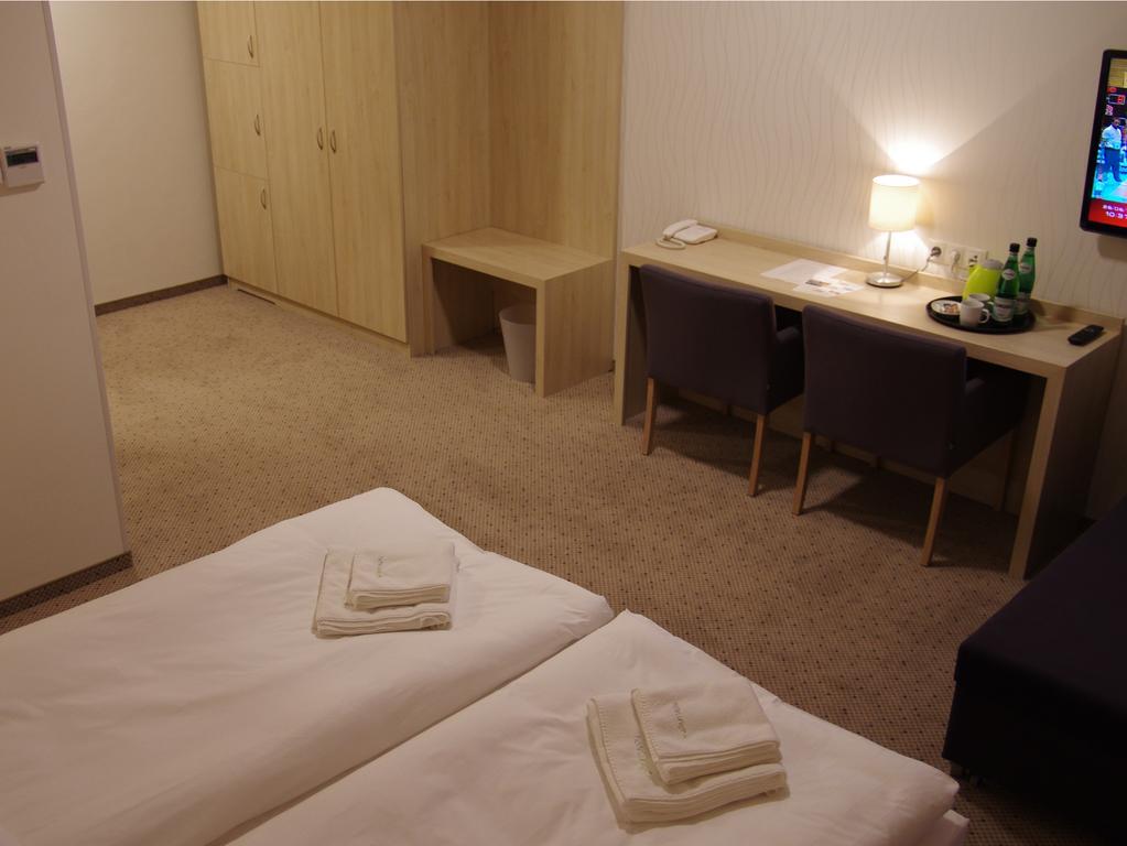 Hotel Uniejów Habitación foto